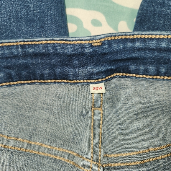 Levi's Capris - Picture 4 of 4